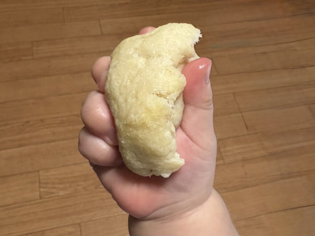 TEDEMOGU(てでもぐ)を持つ赤ちゃんの手