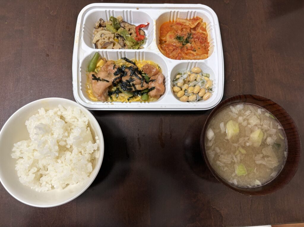 宅配弁当ミールズ（Meals）を食卓に並べたところ