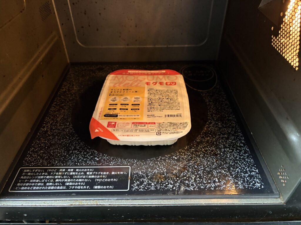 モグモデリをトレーのまま電子レンジで温めているところ