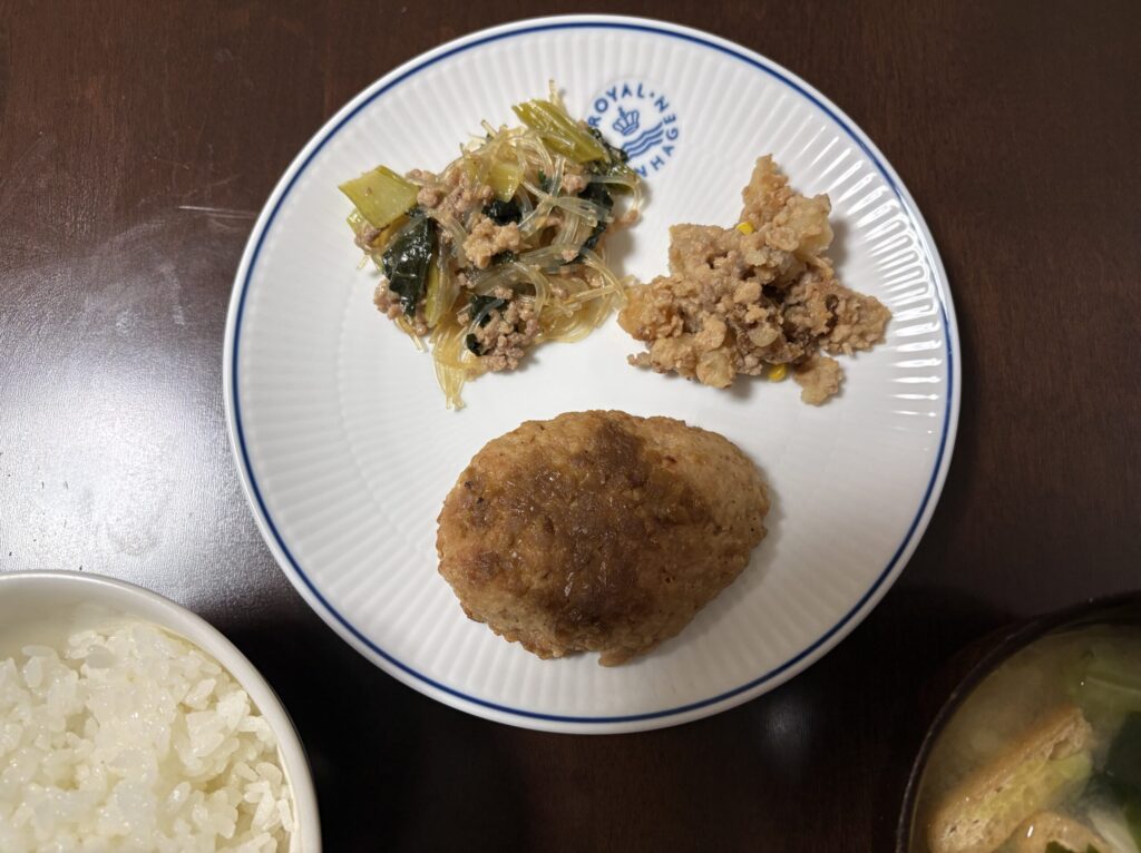 モグモデリの和風オニオンハンバーグをお皿に盛り付けた夕食