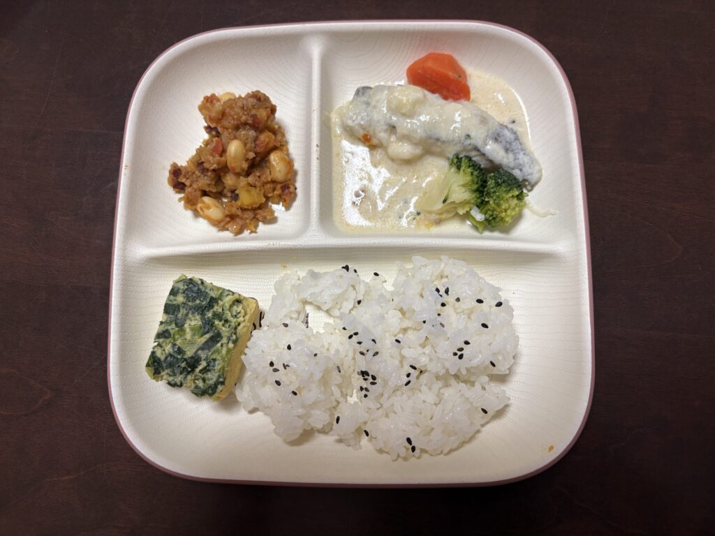 モグモデリのカレイと野菜のまろやかクリーム煮をご飯と一緒に盛り付けたところ
