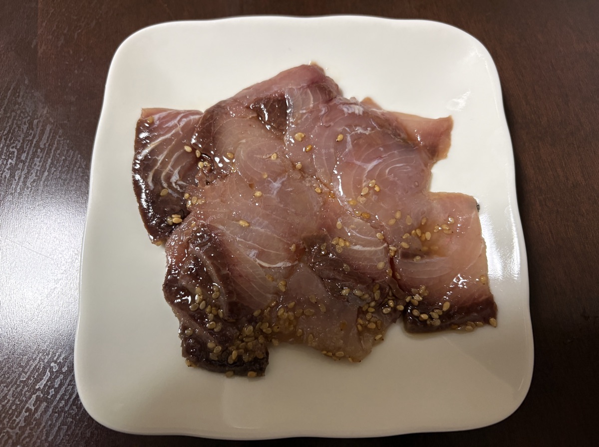解凍したブリの胡麻塩を皿に盛ったところ