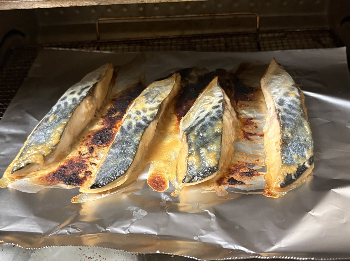 アルミホイルを敷いたトースターで焼いたサワラの西京味噌